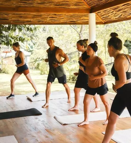 هتل Roots Retreat