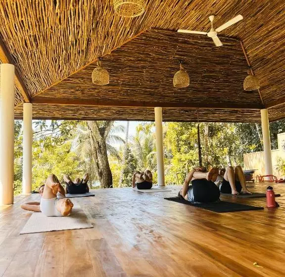 هتل Roots Retreat