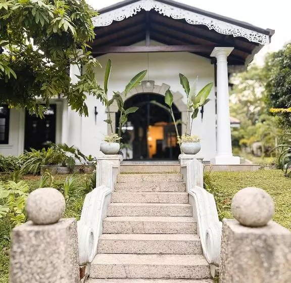 هتل Roots Retreat