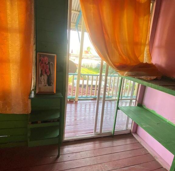 پانسیون Hostal Caribbean Beach