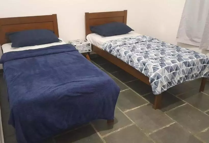 ペンション Quarto Com Quatro Camas De Solteiro