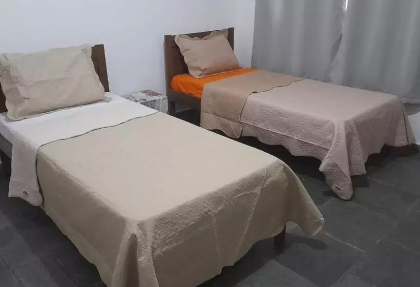 ペンション Quarto Com Quatro Camas De Solteiro