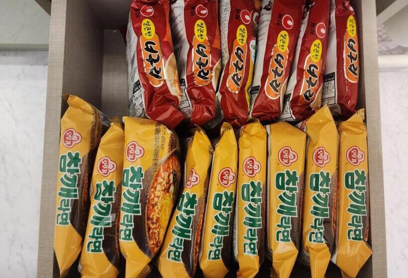 פנסיון Oreum Stay Myeongdong   Female Only