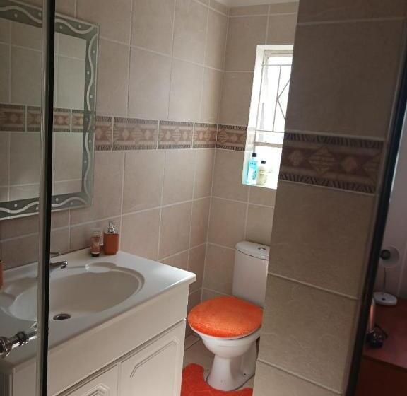 פנסיון Sbukosezwe Guest House