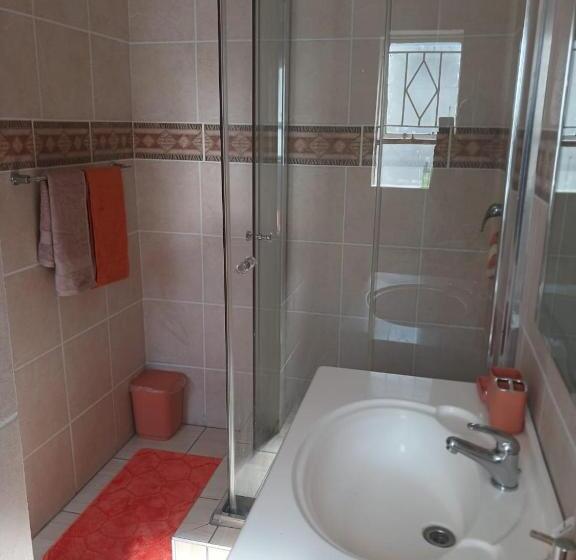 פנסיון Sbukosezwe Guest House