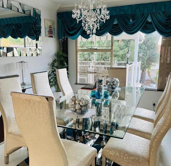 פנסיון Sbukosezwe Guest House