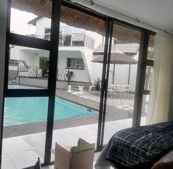 פנסיון Sbukosezwe Guest House