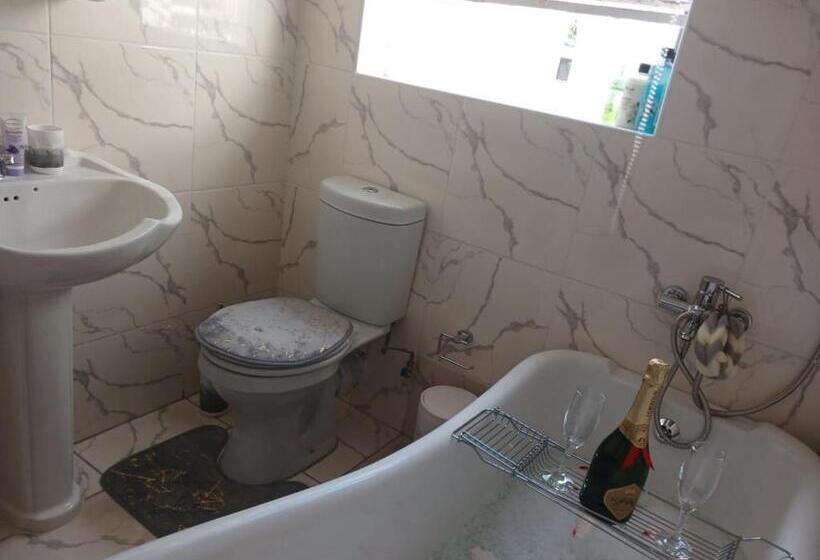 פנסיון Sbukosezwe Guest House