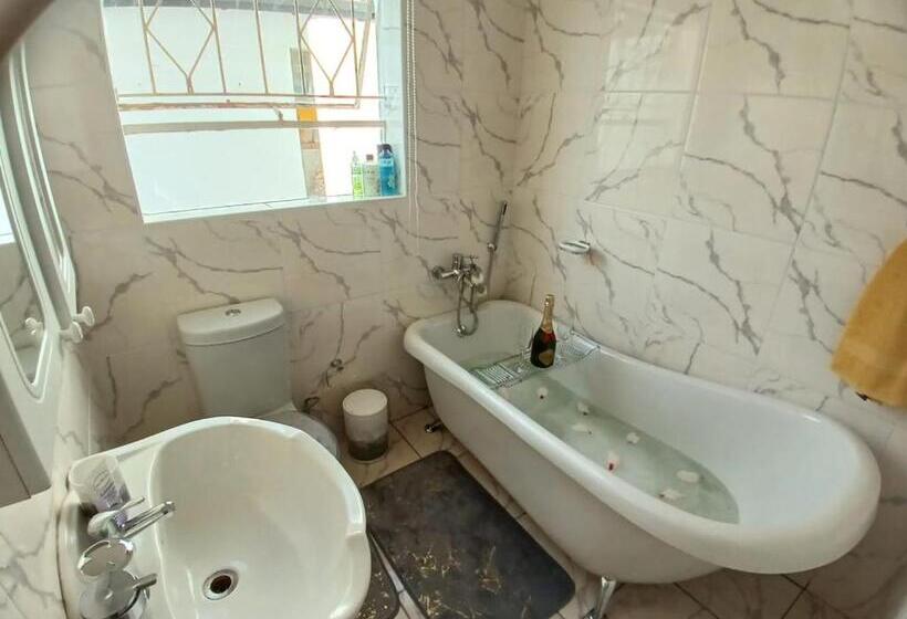 פנסיון Sbukosezwe Guest House