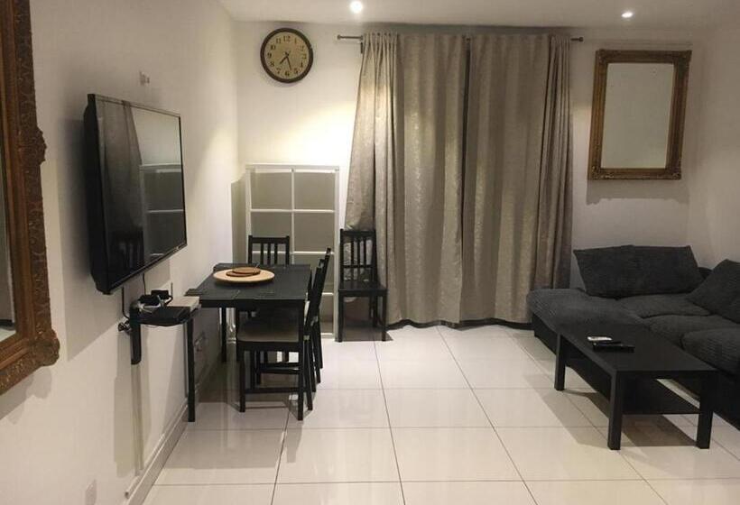 ホテル Embassy Garden