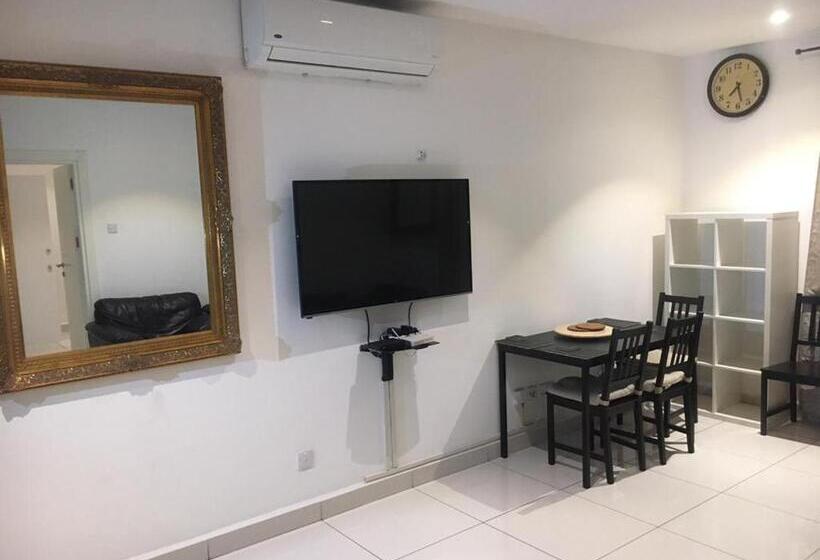 ホテル Embassy Garden