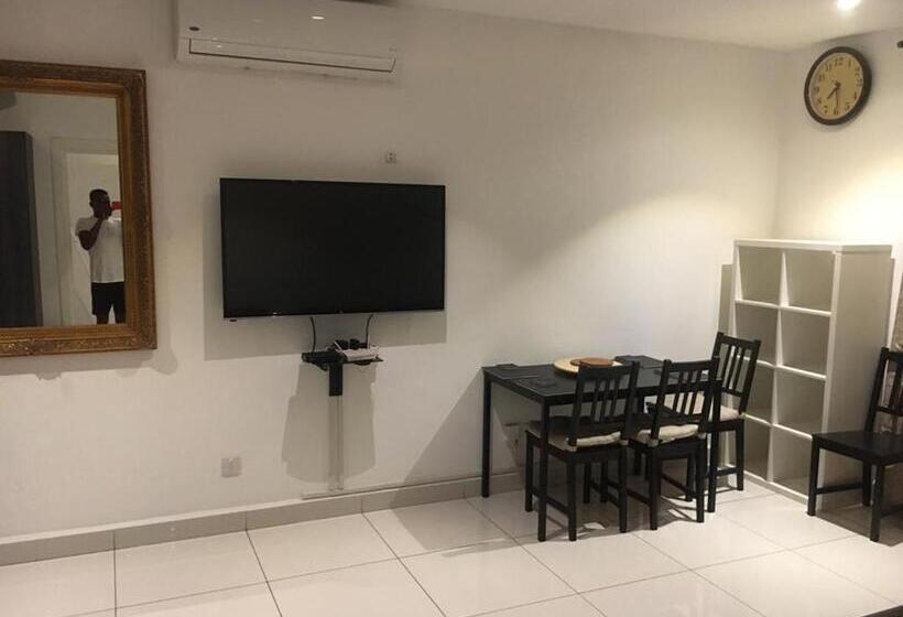 ホテル Embassy Garden