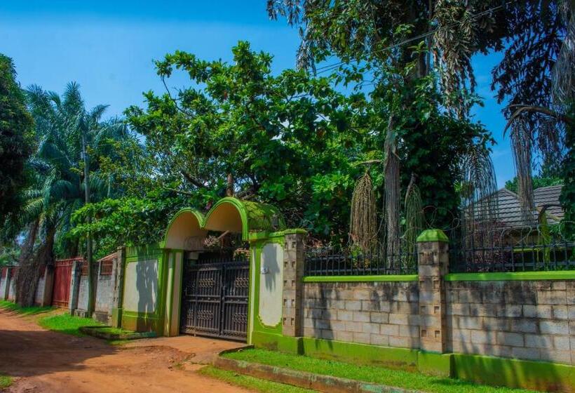 پانسیون Berengei Silverback Guesthouse And Homestay