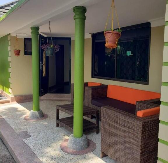 پانسیون Berengei Silverback Guesthouse And Homestay