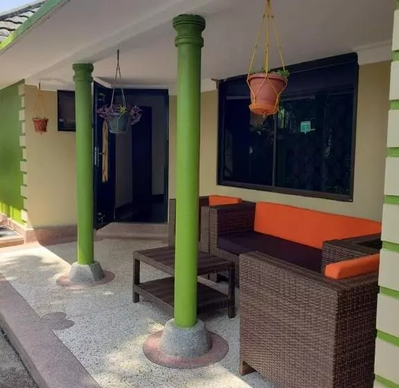 پانسیون Berengei Silverback Guesthouse And Homestay