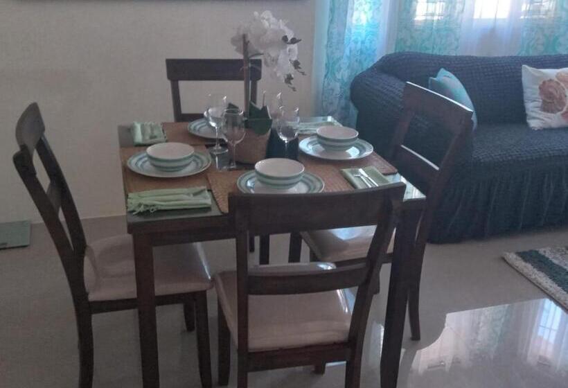 پانسیون Coastal Cay Villa