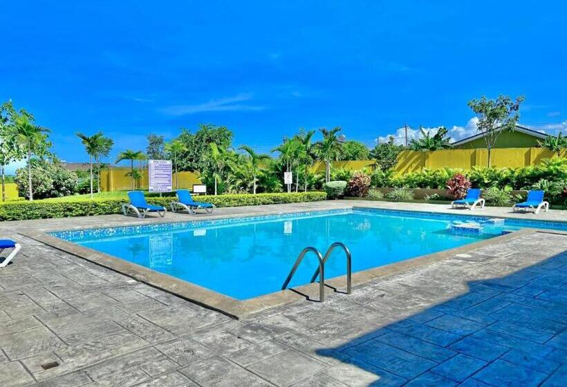 پانسیون Coastal Cay Villa