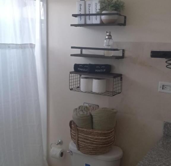 پانسیون Coastal Cay Villa