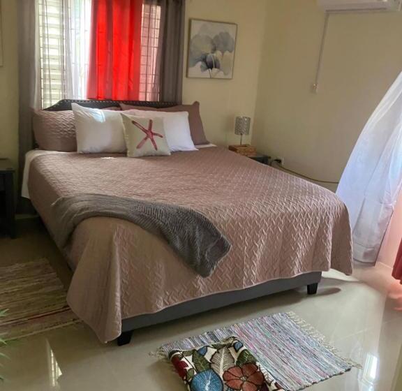 پانسیون Coastal Cay Villa