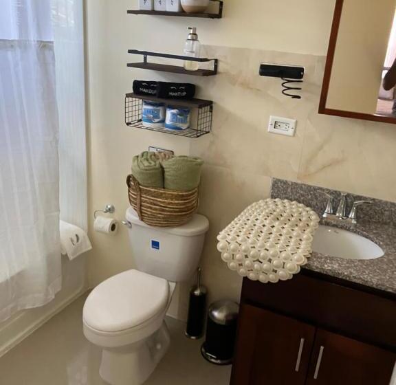 پانسیون Coastal Cay Villa