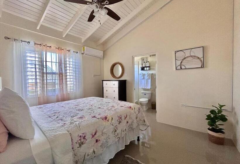 پانسیون Coastal Cay Villa