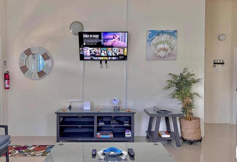 پانسیون Coastal Cay Villa