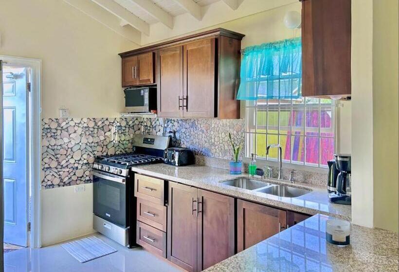 پانسیون Coastal Cay Villa