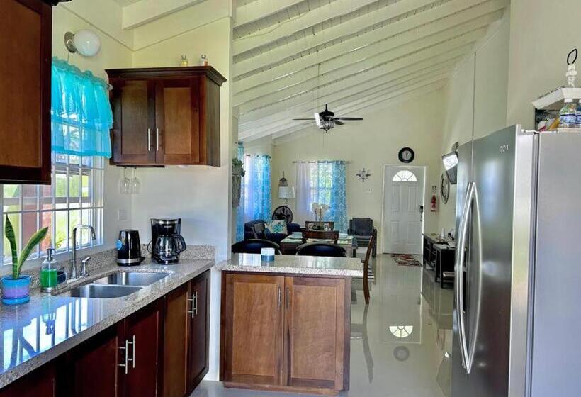 پانسیون Coastal Cay Villa