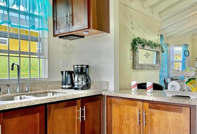 پانسیون Coastal Cay Villa