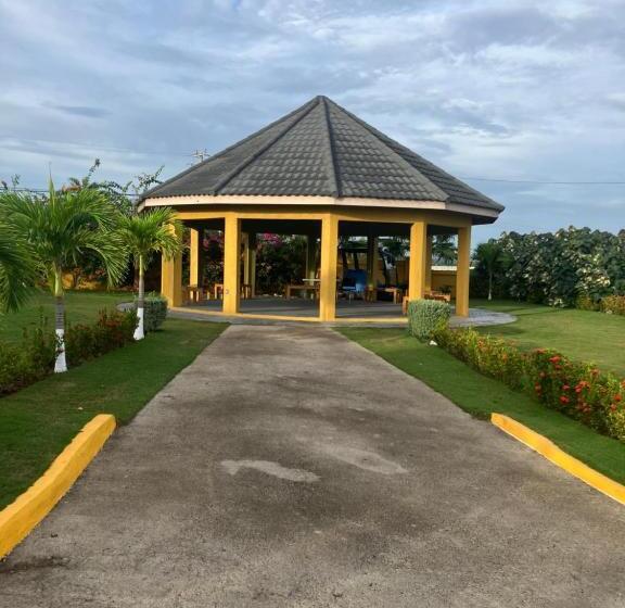 پانسیون Coastal Cay Villa