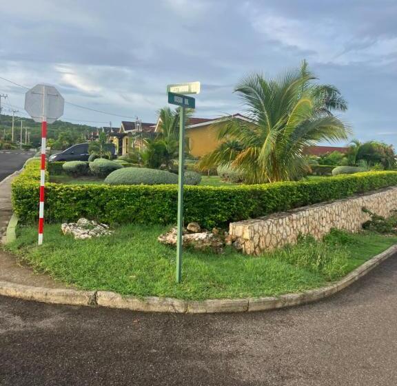 پانسیون Coastal Cay Villa