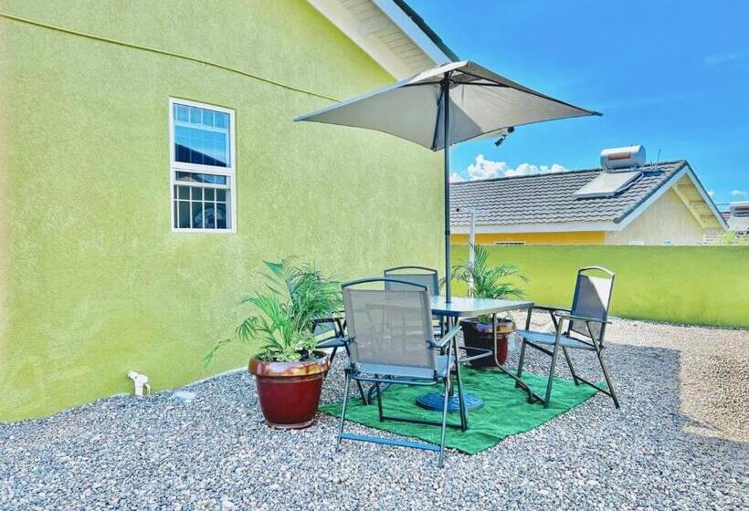 پانسیون Coastal Cay Villa