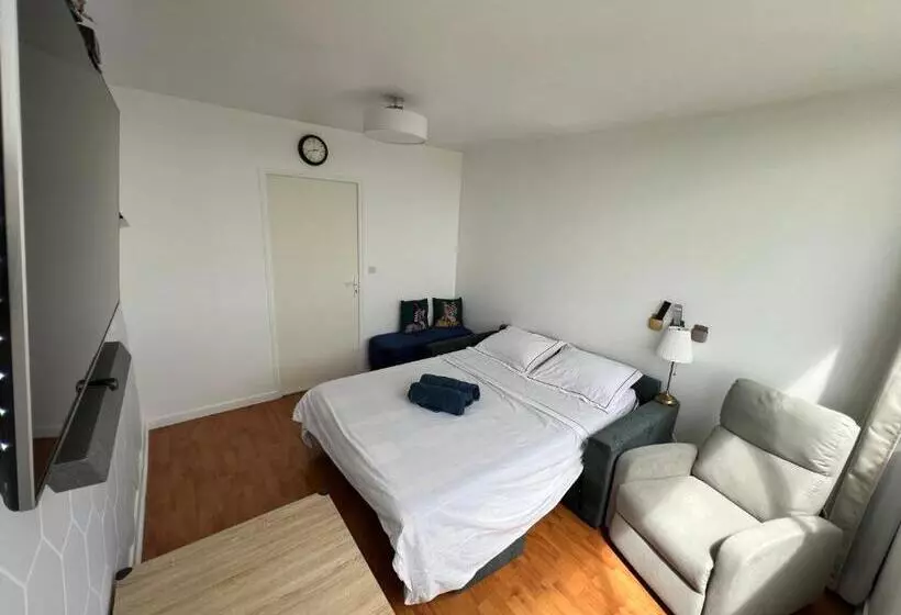 ペンション Private Room In A Shared Apartment Metro 7 And Tramway T3a