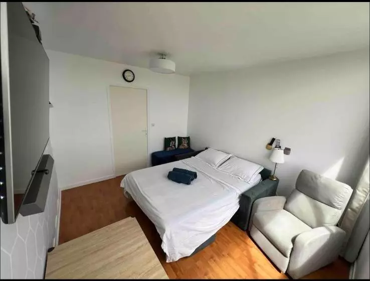 ペンション Private Room In A Shared Apartment Metro 7 And Tramway T3a