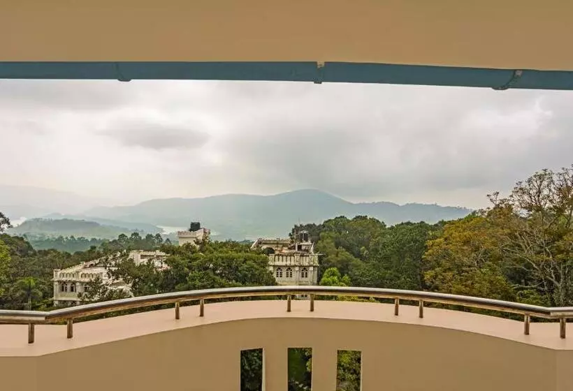 Itsy Hotels Classiyo Munnar Crown Resorts With Balcony