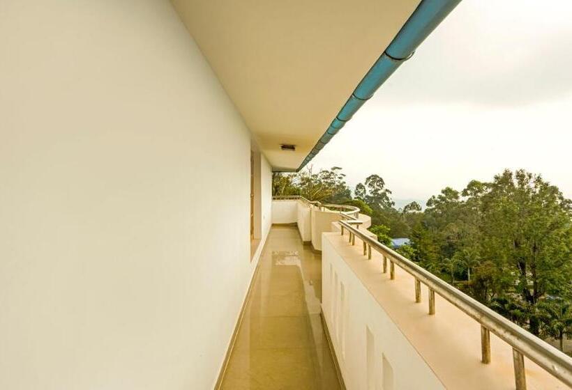 Itsy Hotels Classiyo Munnar Crown Resorts With Balcony