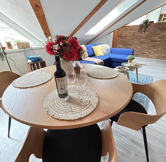 פנסיון Acme Apartments