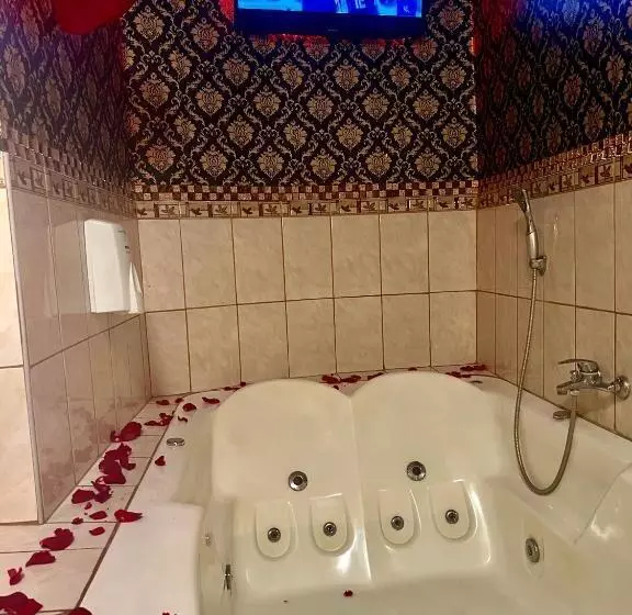 هتل Arc & Suites