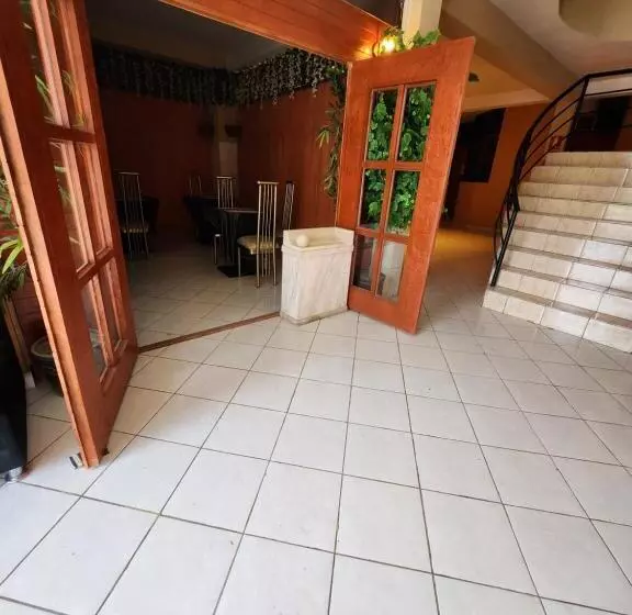 هتل Arc & Suites