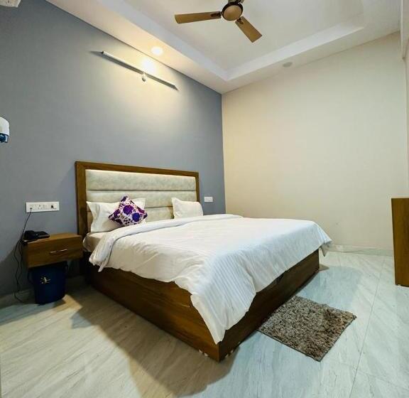 هتل Celebration Ccs Airport