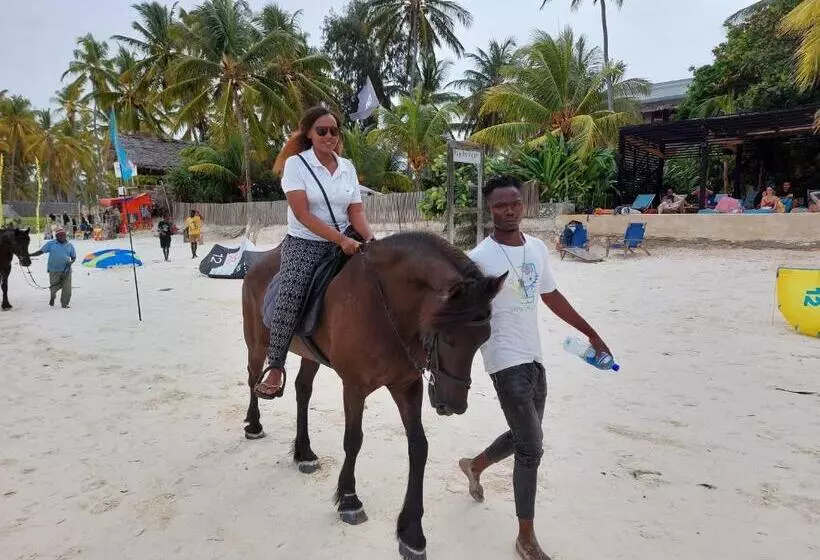ホテル Holiday Time Bungalows Zanzibar