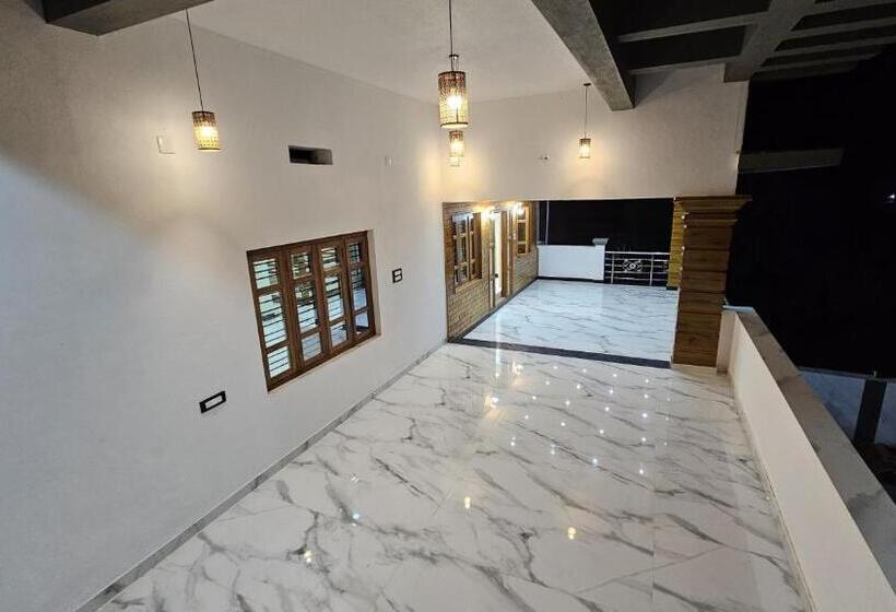 Отель Vrindavan Homestay Near Temple