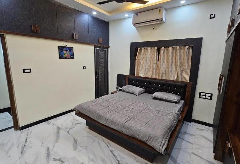 Отель Vrindavan Homestay Near Temple