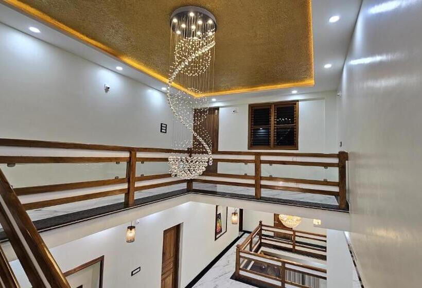 Отель Vrindavan Homestay Near Temple