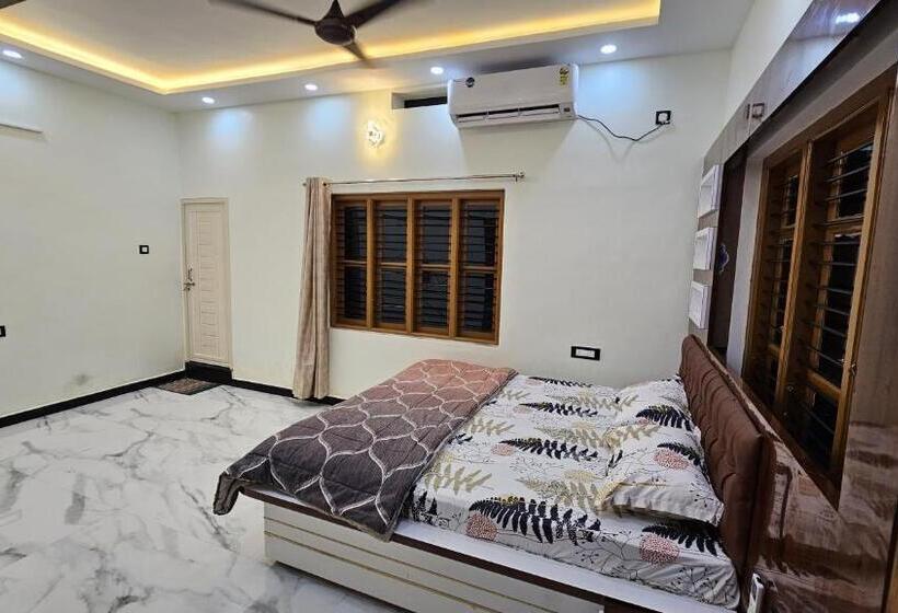 Отель Vrindavan Homestay Near Temple