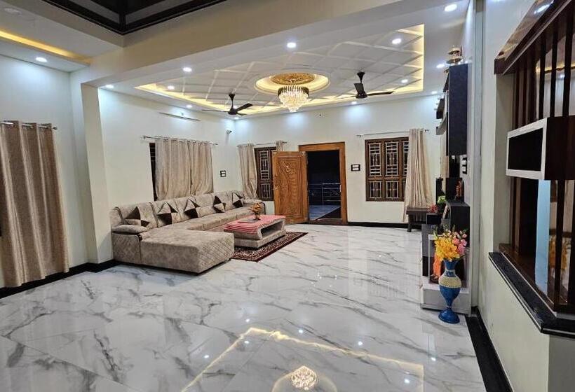 Отель Vrindavan Homestay Near Temple