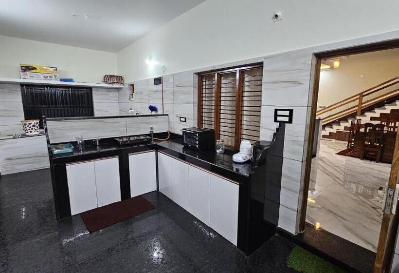 Отель Vrindavan Homestay Near Temple