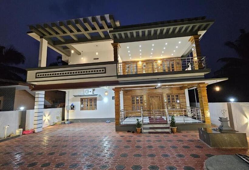 Отель Vrindavan Homestay Near Temple