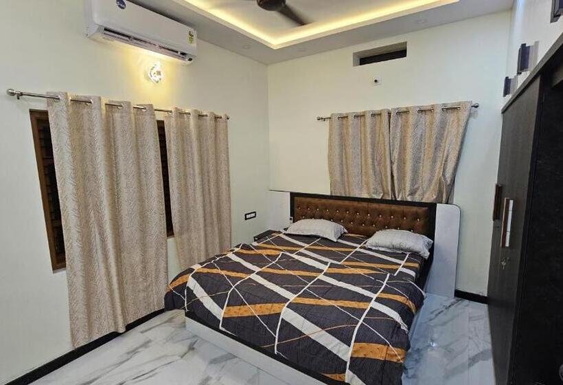 Отель Vrindavan Homestay Near Temple