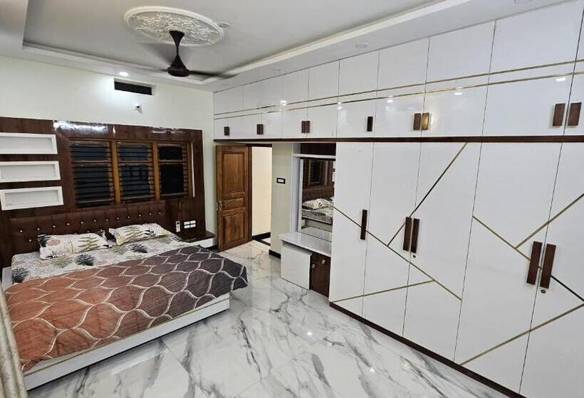 Отель Vrindavan Homestay Near Temple